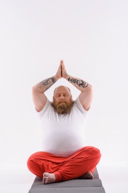 Erkek fatso mat üzerinde meditasyon