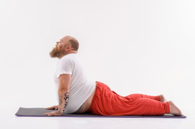 Rahat şişman adam yoga yapıyor