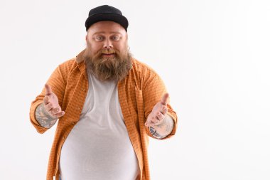 Neşeli şişko adam davetle el hareketi