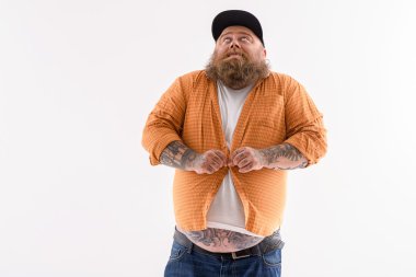 Kalın adam giyim karın kadar düğmelerini.