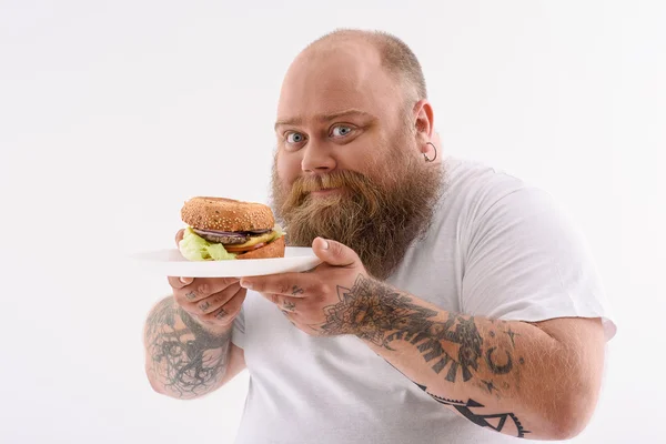 Chico grueso feliz prefiere hamburguesa de queso malsana — Foto de Stock