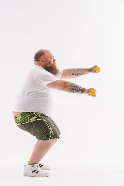 Fat Guy utbildning med vikter — Stockfoto
