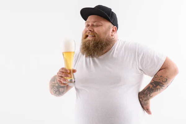 Gelukkig dikke kerel genieten van alcohol — Stockfoto