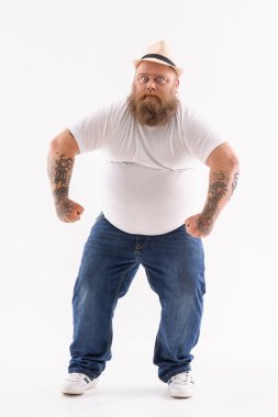 Kasları sunulması sakallı şişman adam