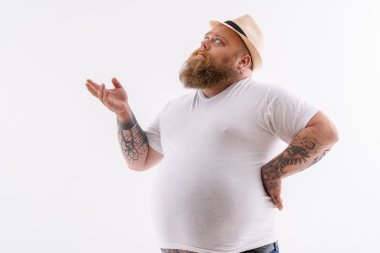 Şişman adam hakkında bir şey ciddi ciddi düşünüyorum