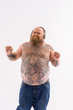 Neşeli kalın adam melodi zevk