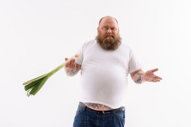 Kalın sakallı adam sağlıklı soğan ile