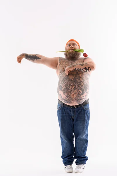 Gros barbu guy faire danse avec tulipe — Photo