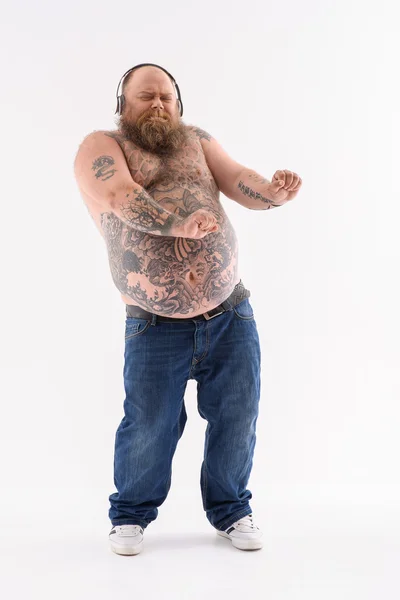 Бородатий товстий хлопець насолоджується танцями — стокове фото