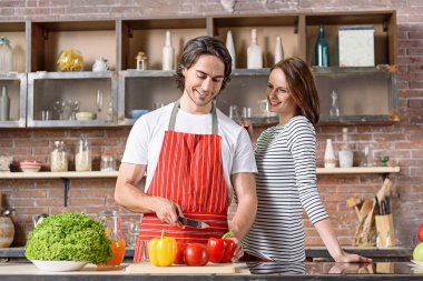 Neşeli karı koca mutfakta yemek hazırlıyor