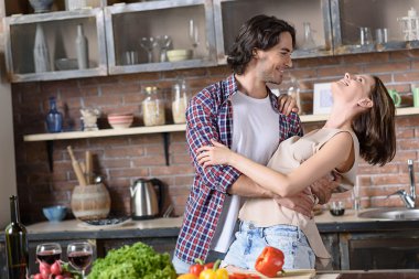 Yemek yaparken eğlenen mutlu aşıklar