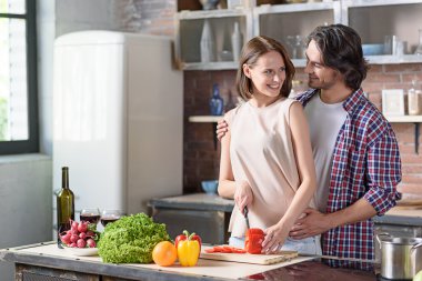 Neşeli karı koca romantik akşam yemeği hazırlanıyor