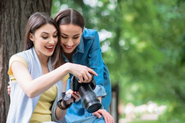 Doğa Fotoğrafları izlerken neşeli iki kadın