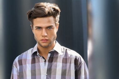Çekici adam onun ciddiyet ifade