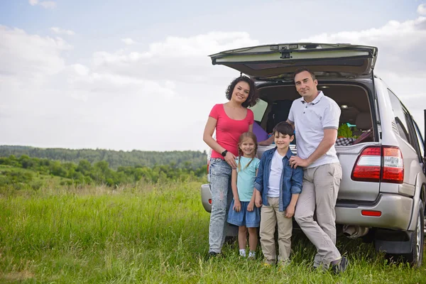 Família feliz desfrutando de viagem de estrada e férias de verão — Fotografia de Stock
