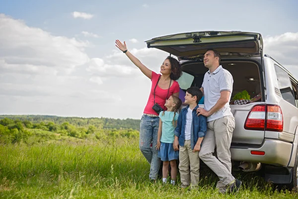 Familia feliz disfrutando de viaje por carretera y vacaciones de verano — Foto de Stock