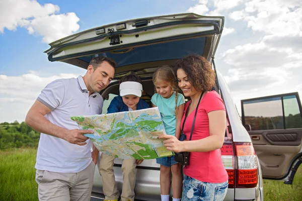 Familia feliz disfrutando de viaje por carretera y vacaciones de verano — Foto de Stock