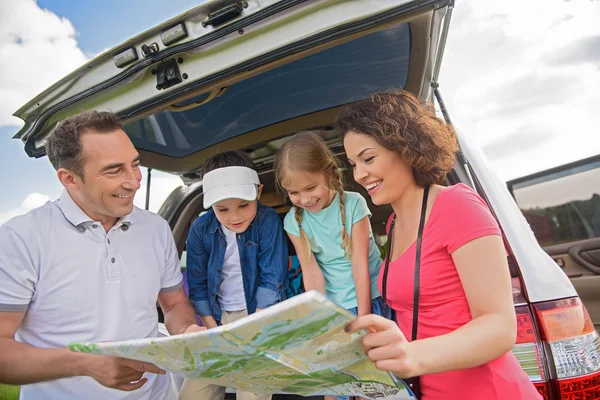 Familia feliz disfrutando de viaje por carretera y vacaciones de verano — Foto de Stock