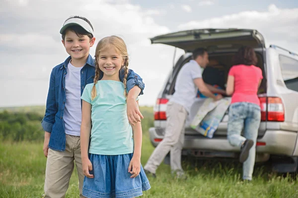 Familia feliz disfrutando de viaje por carretera y vacaciones de verano — Foto de Stock