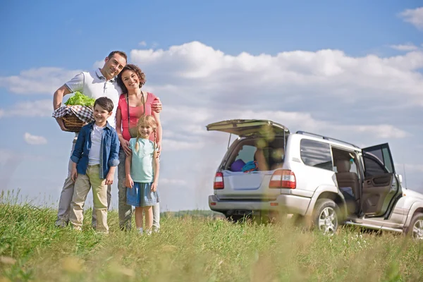 Familia feliz disfrutando de viaje por carretera y vacaciones de verano — Foto de Stock