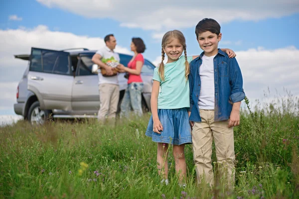 Família feliz desfrutando de viagem de estrada e férias de verão — Fotografia de Stock