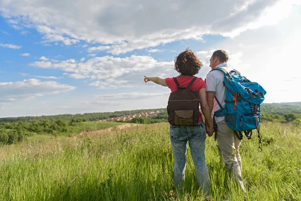 Young couple hiking on mountain — 图库照片