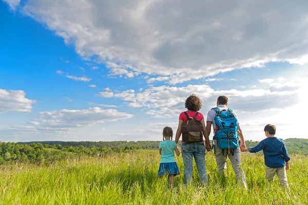 Jonge familie wandelen op de berg — Stockfoto