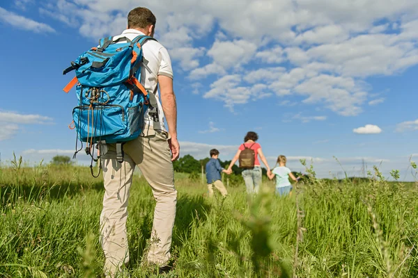 Genç aile dağda hiking — Stok fotoğraf