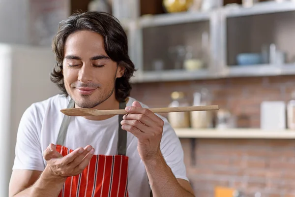 Denna maträtt luktar mycket väl — Stockfoto