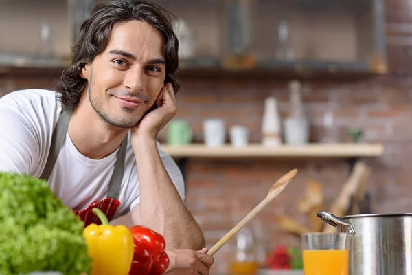 Chef maschio in attesa di cibo sano — Foto Stock