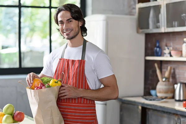 Chico guapo con paquete de verduras — Foto de Stock