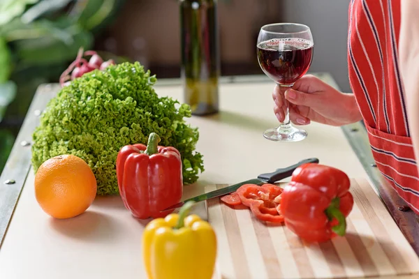 Joven ama de casa haciendo descanso mientras cocina — Foto de Stock