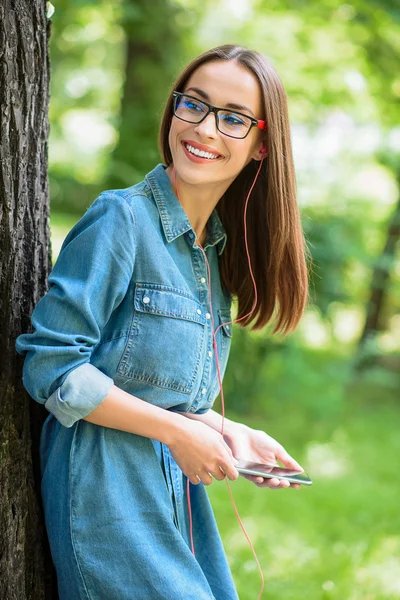 Chica soñadora escuchando canciones en el parque — Foto de Stock