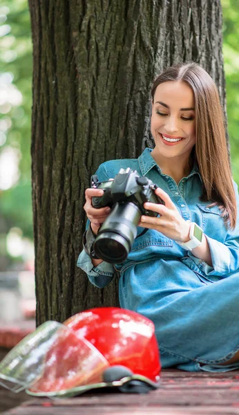 Уміла жінка-фотограф використовує камеру в природі — стокове фото