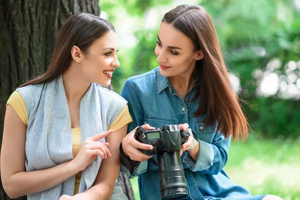 Örömteli lányok készen állnak a fotózásra — Stock Fotó