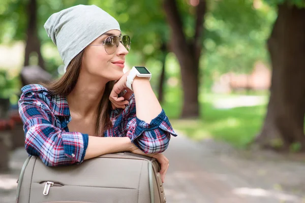 Alegre turista femenina con maleta — Foto de Stock