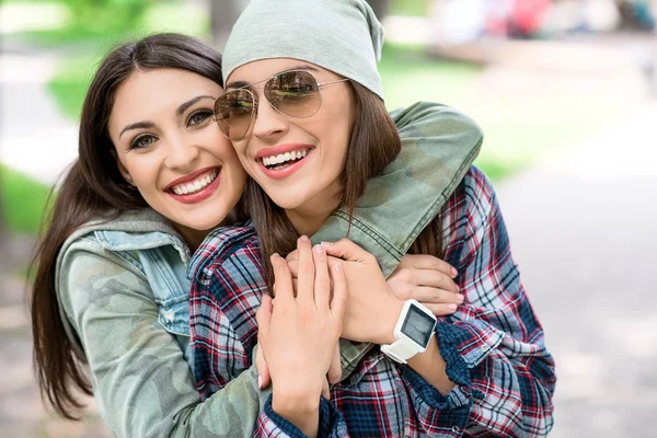 Chicas alegres abrazándose en el parque —  Fotos de Stock