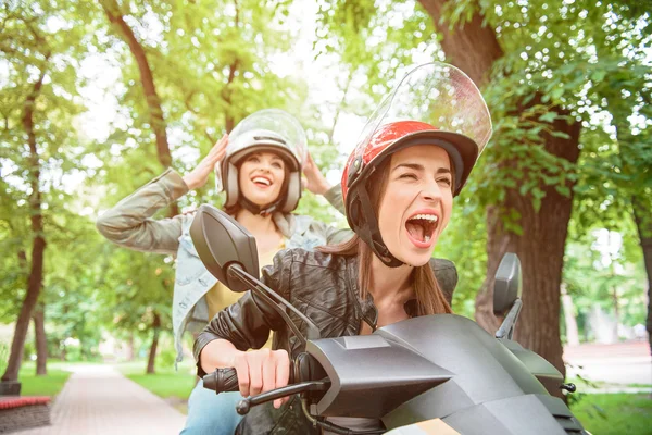 Meninas alegres viajando de scooter — Fotografia de Stock