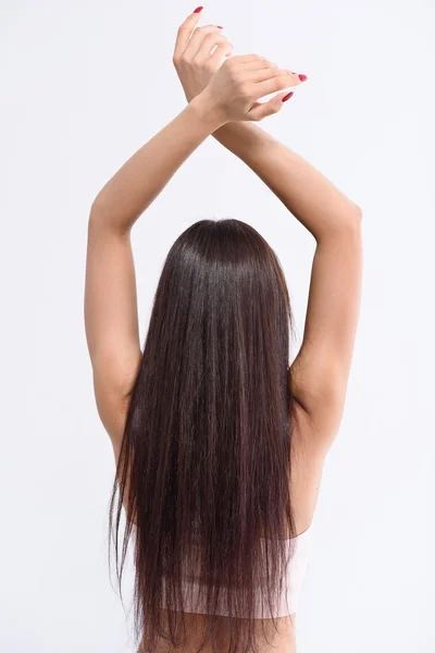 Fröhliches Mädchen streckt die Hände nach oben — Stockfoto