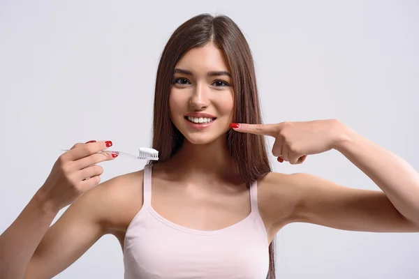 Menina despreocupada mostrando resultado de escovar os dentes — Fotografia de Stock