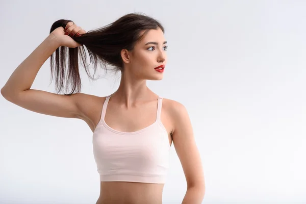 Menina alegre testando seu cabelo forte — Fotografia de Stock