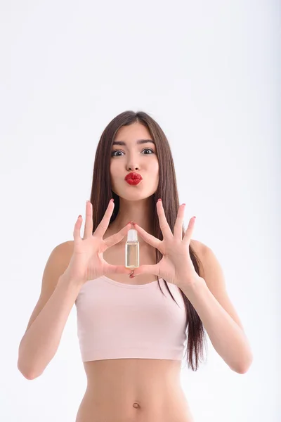 Ragazza gioiosa tenendo liquido contro smalto — Foto Stock