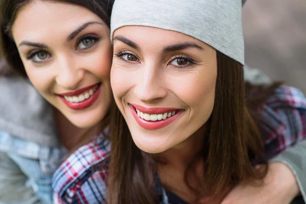 Carefree duas meninas abraçando com alegria — Fotografia de Stock