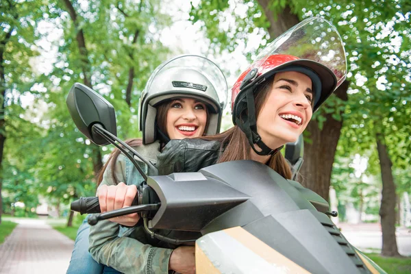 Joyeuses jeunes femmes voyageant en moto — Photo