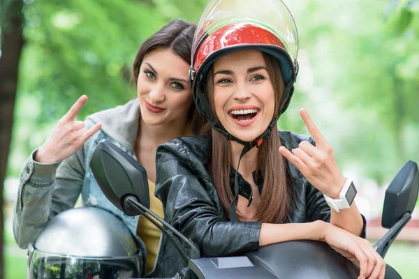 Jovens alegres gesticulando em bicicleta — Fotografia de Stock