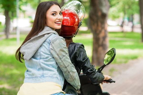 Joyful lesbian couple making trip in park — Stock Photo, Image