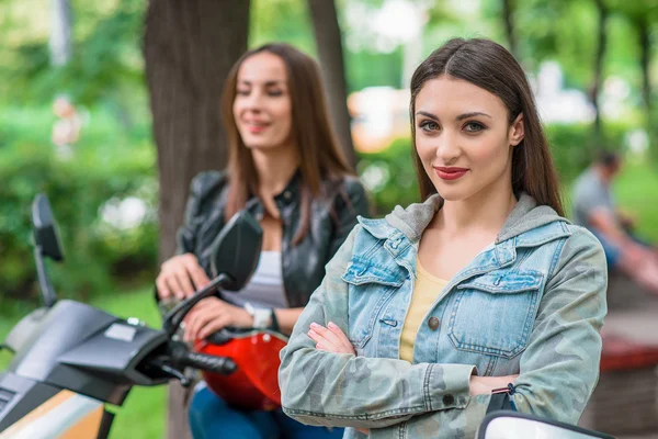 Feliz duas mulheres viajando de bicicleta — Fotografia de Stock