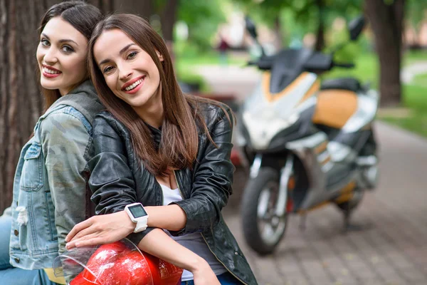 Chicas alegres disfrutando de viaje en bicicleta —  Fotos de Stock