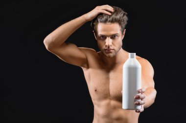 Kendine güvenen adam sunan bakım ürünü