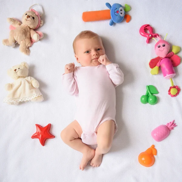 Happy uitziende baby poseren voor de camera — Stockfoto